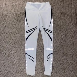 Alo Women's Airbrush Legging, White/Blk Chakra XS